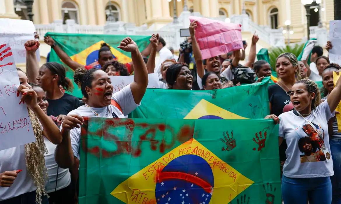 Moradores do Alemão e da Penha protestam contra mortes em operação no Rio