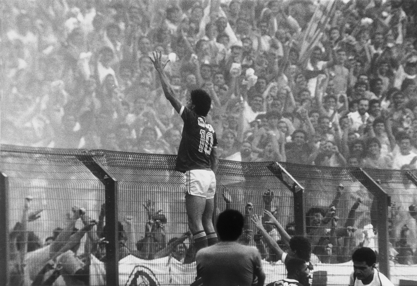 Edu Manga, do Palmeiras, comemora gol anotado contra o Corinthians, pelo Campeonato Paulista de 1987, no estádio do Pacaembu, na capital paulista (ROLANDO DE FREITAS/ESTADÃO CONTEÚDO)
