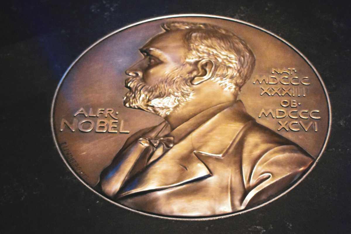 Trio que explicou o crescimento por meio da inovação vence o Nobel de Economia 2025