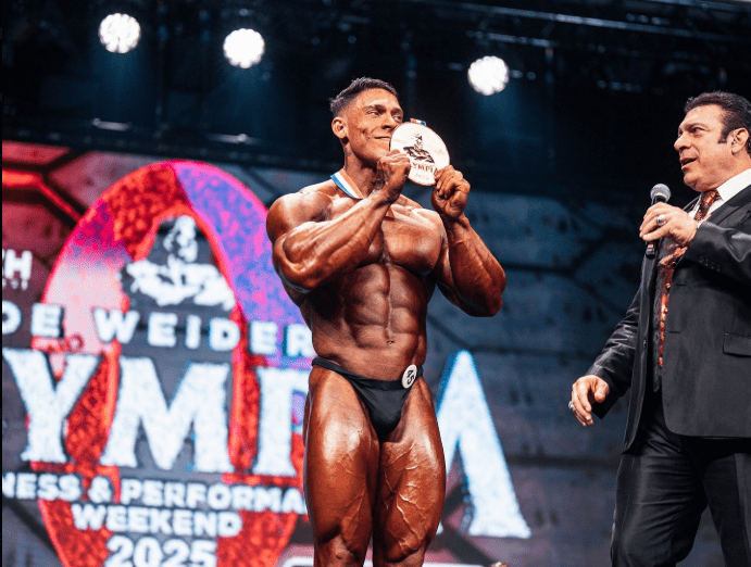 Ramon Dino, o “Dinossauro Acreano”, vencedor da Classic Physique no Mr. Olympia 2025 (Reprodução do “X”)