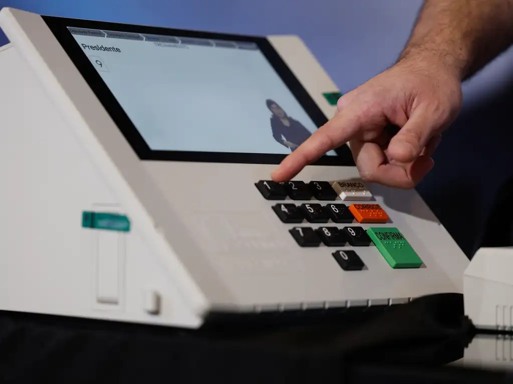 Urna eletrônica em voto para presidente