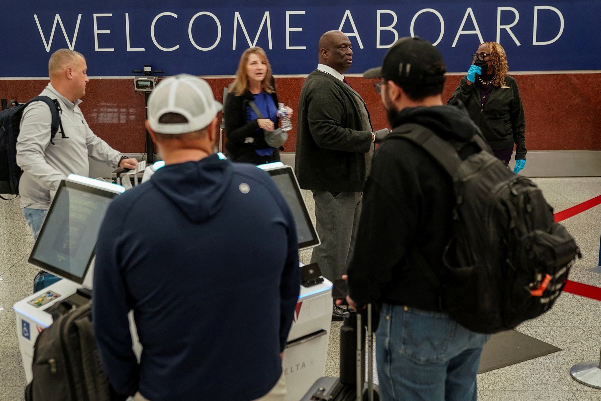 EUA iniciam redução de voos e esperam caos nos aeroportos nesta sexta (7)