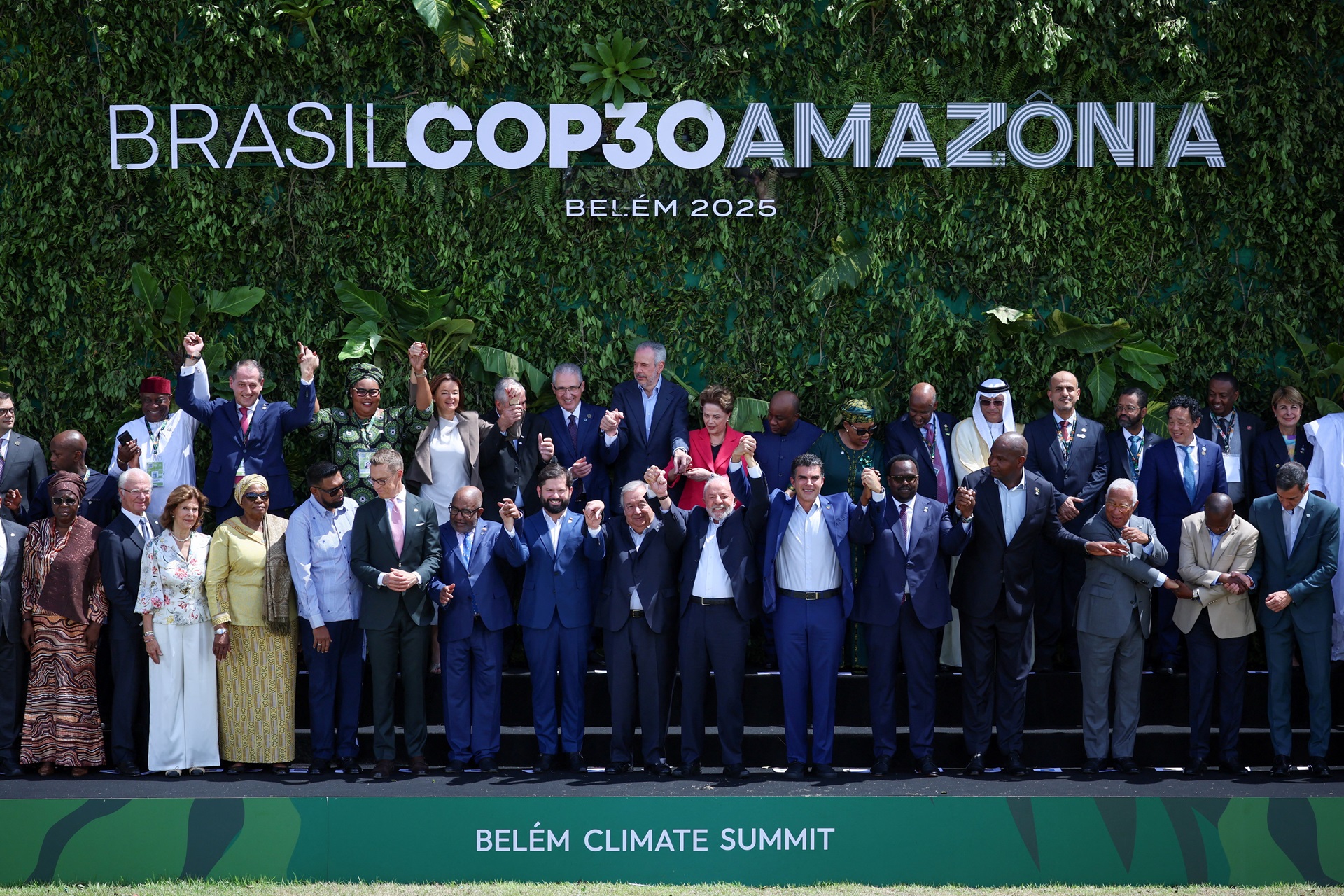 Líderes mundiais posam para “foto de família” na COP30 em Belém Líderes mundiais posam para “foto de família” na COP30 em Belém
