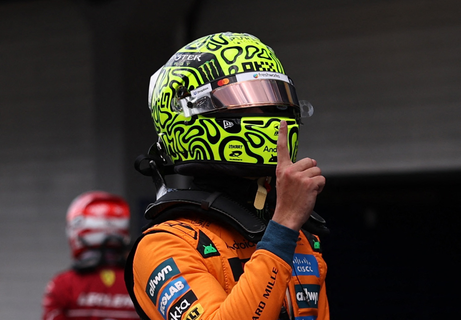 Lando Norris, da McLaren, comemora após conquistar a pole position
REUTERS/Amanda Perobelli