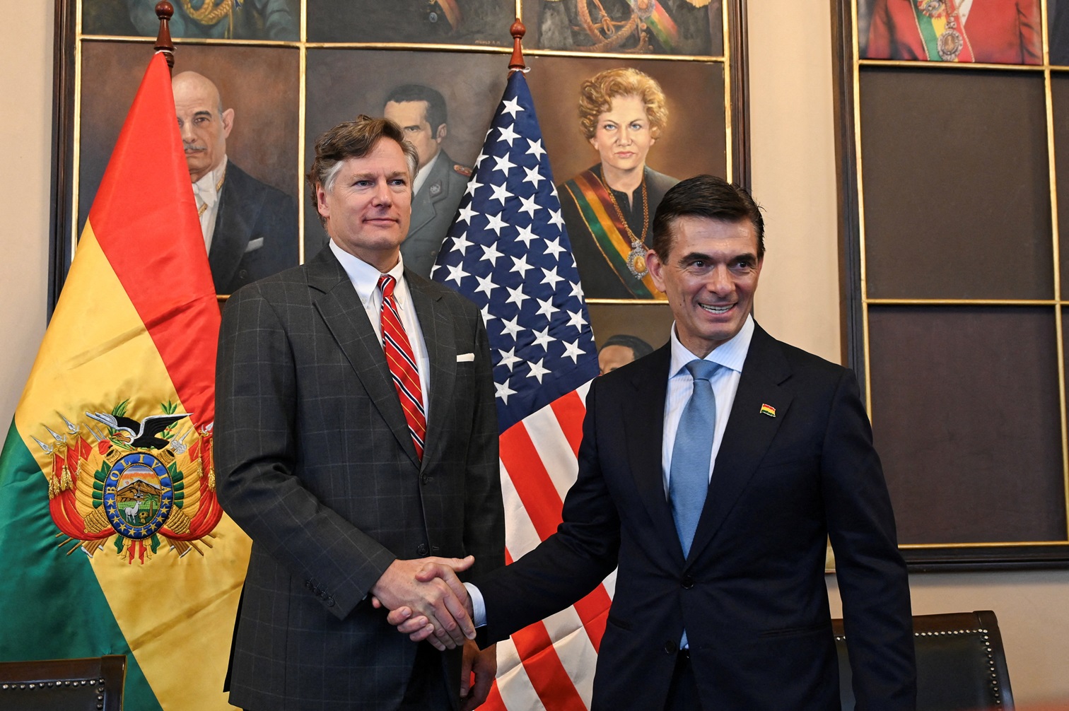 Presidente da Bolívia, Rodrigo Paz, e subsecretário de Estado dos EUA, Christopher Landau, apertam as mãos após a cerimônia de posse do presidente boliviano, em La Paz, Bolívia, 8 de novembro de 2025. REUTERS/Claudia Morales