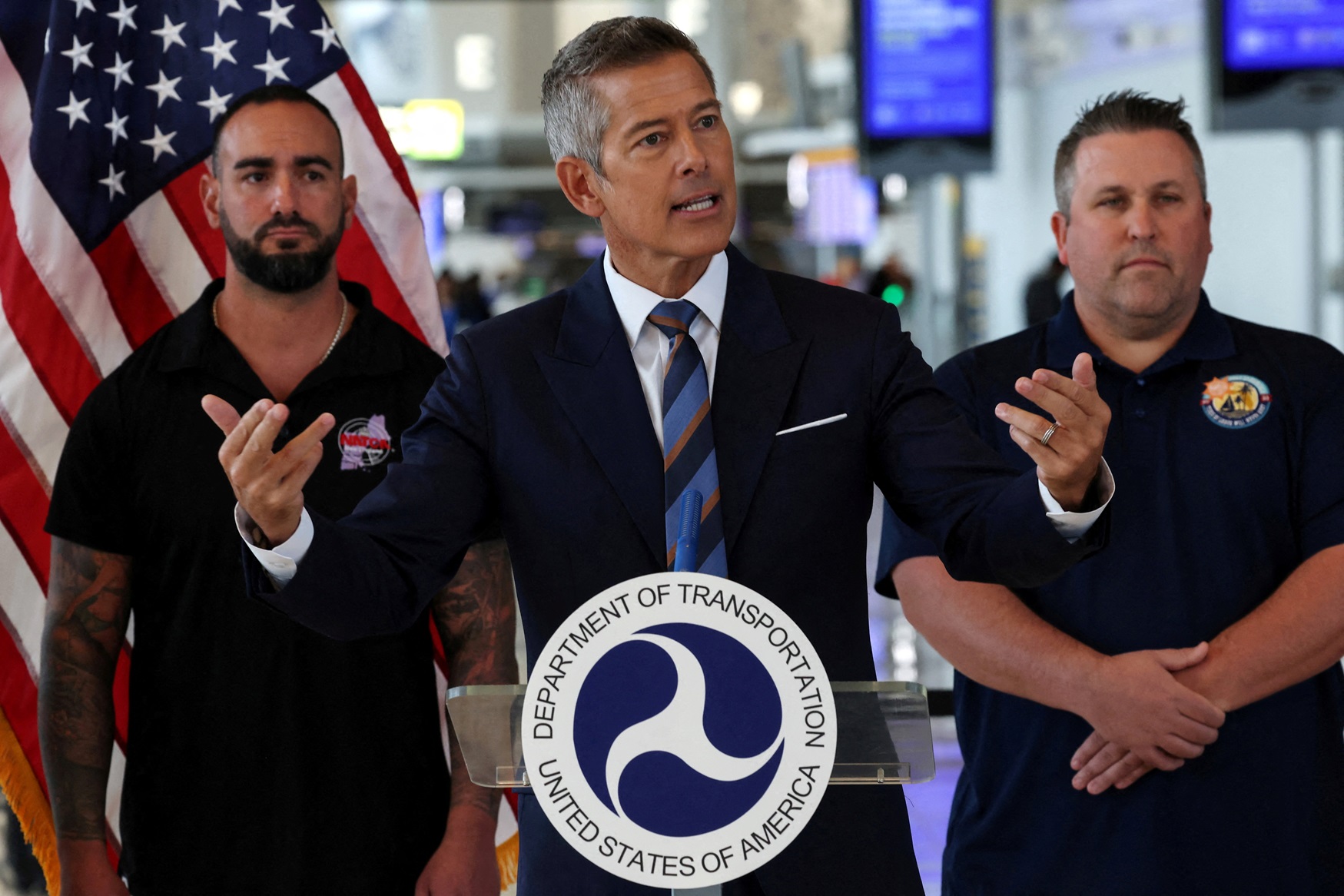 O secretário de Transportes dos EUA, Sean Duffy, realiza uma coletiva de imprensa sobre o impacto da paralisação do governo nas viagens aéreas, no Aeroporto LaGuardia, no bairro de Queens, em Nova York, EUA, 28 de outubro de 2025. REUTERS/Shannon Stapleton/Foto de arquivo