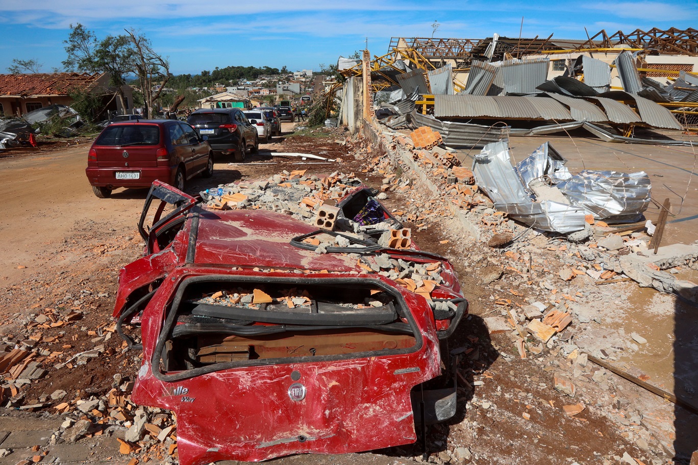 Cidade destruída por tornado no Paraná prioriza doações de materiais de construção