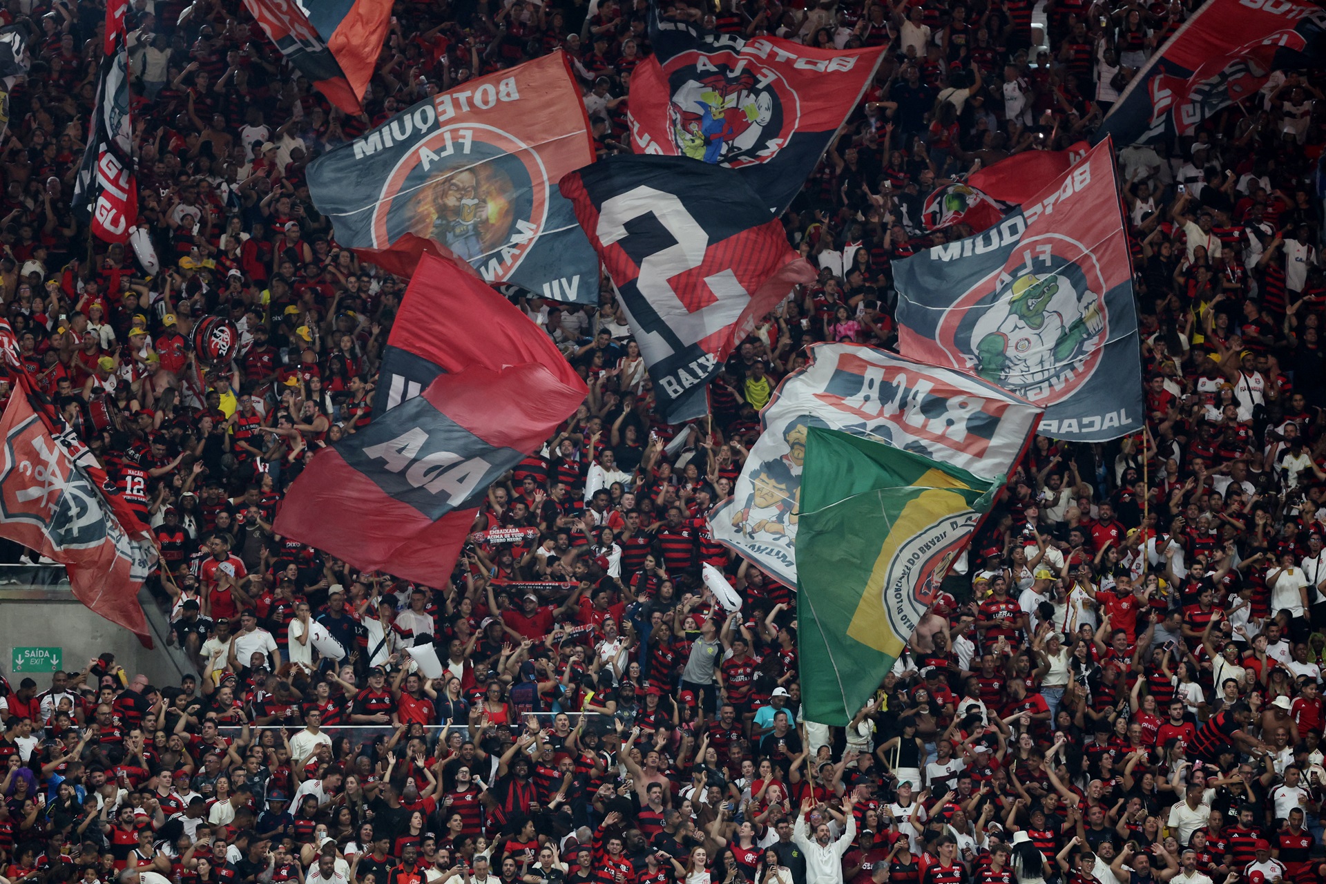 Futebol - Campeonato Brasileiro - Flamengo x Santos - Estádio Maracanã, Rio de Janeiro, Brasil - 9 de novembro de 2025 Torcedores do Flamengo agitam bandeiras durante a partida REUTERS/Jorge Silva