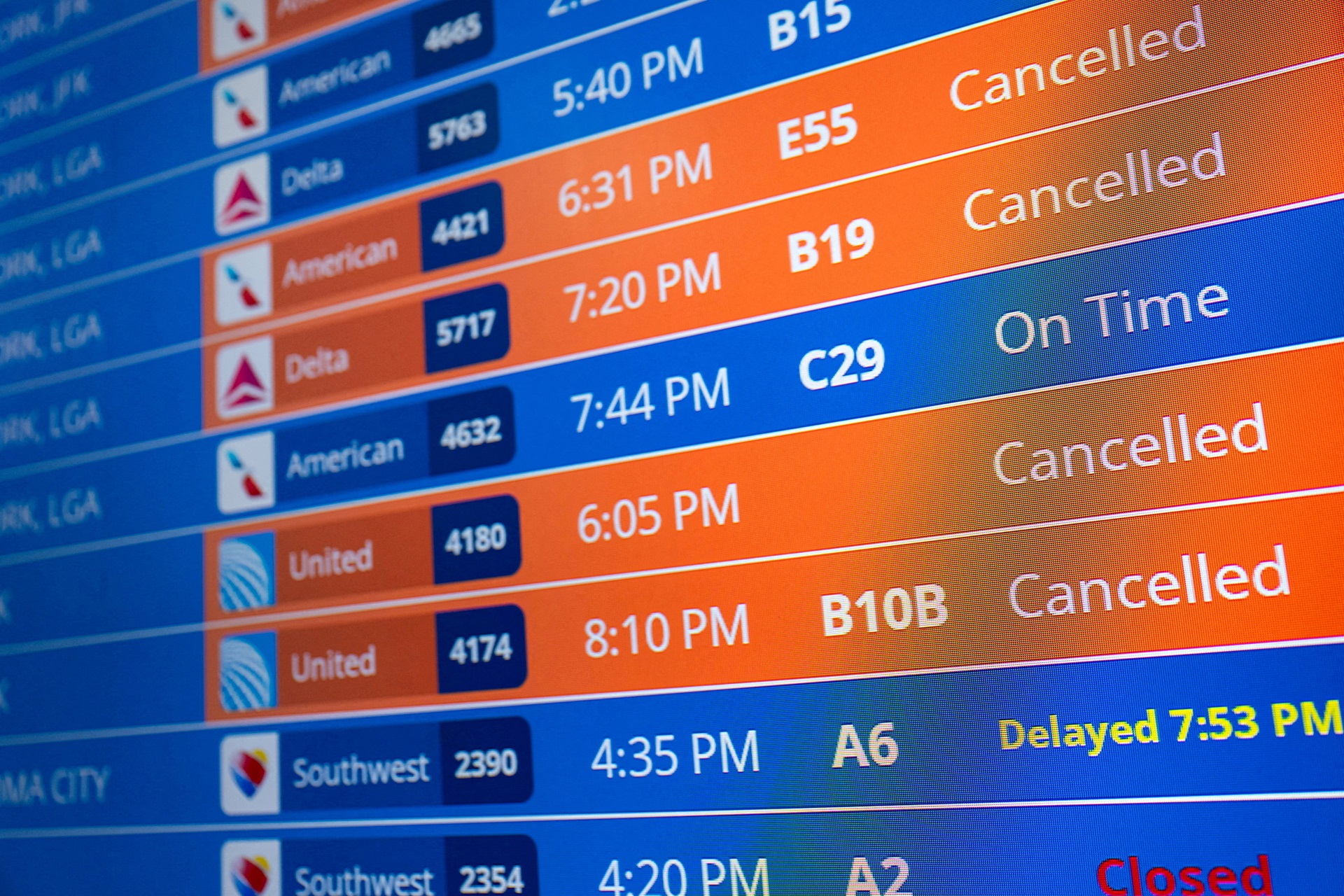 Cancelamentos de voos ultrapassam 2,7 mil por causa da paralisação do governo dos EUA