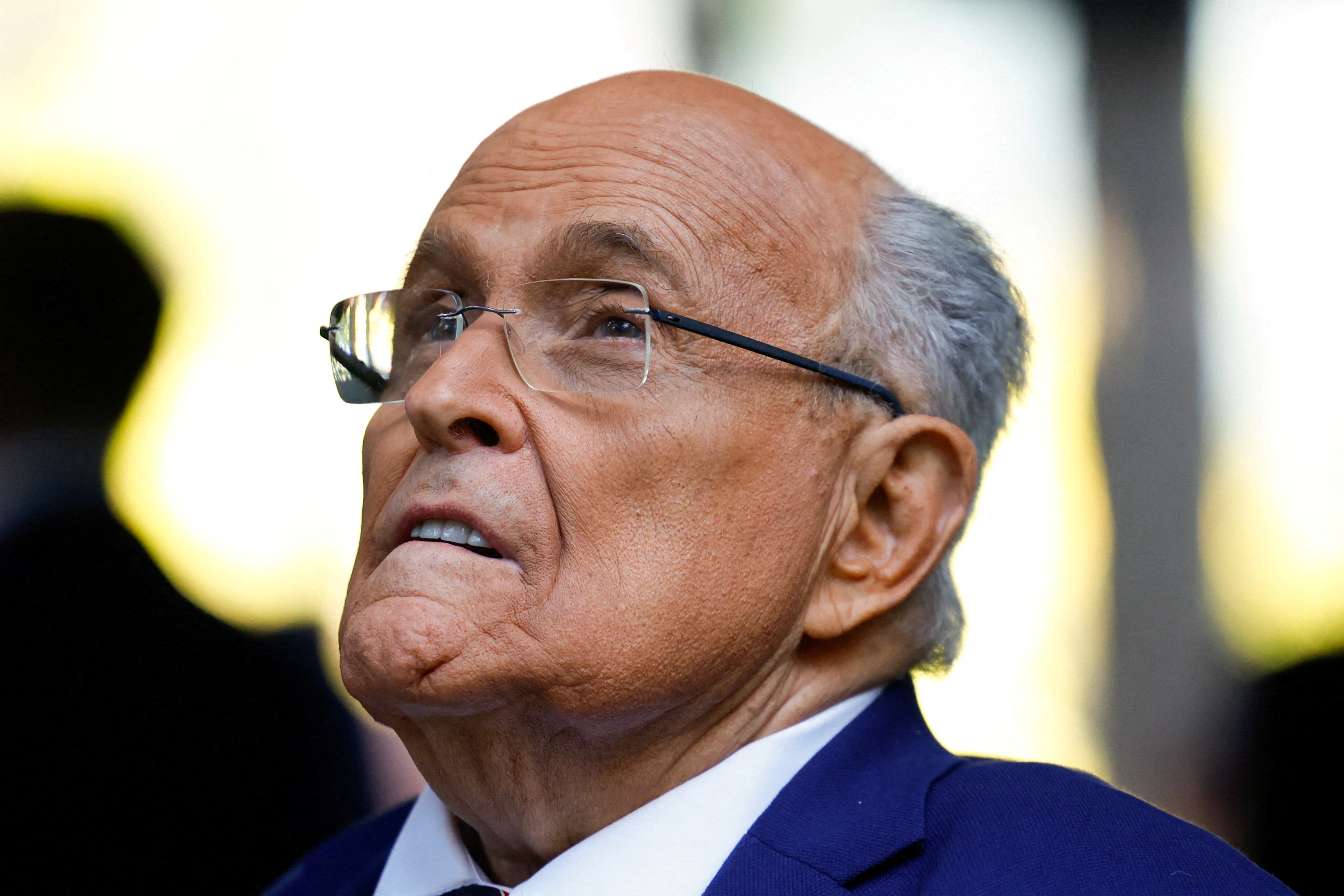 Trump perdoa Giuliani e outros aliados acusados de tentar anular sua derrota em 2020