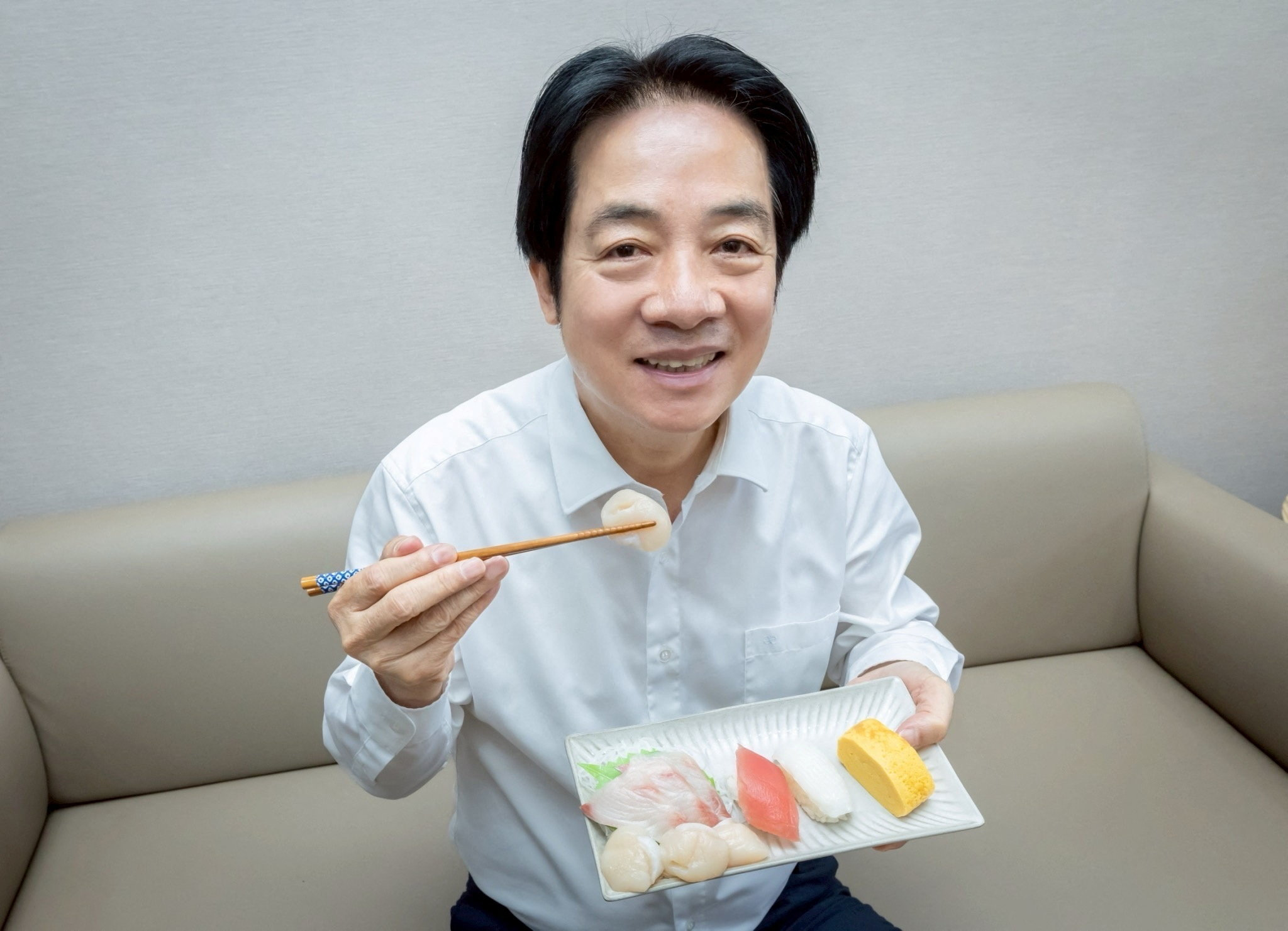 O presidente de Taiwan, Lai Ching-te, mostra seu almoço de sushi com peixe amarelo (yellowtail) e vieiras do Japão, em Taipei, Taiwan, nesta imagem divulgada em 20 de novembro de 2025. Escritório Presidencial de Taiwan/Imagem cedida via REUTERS