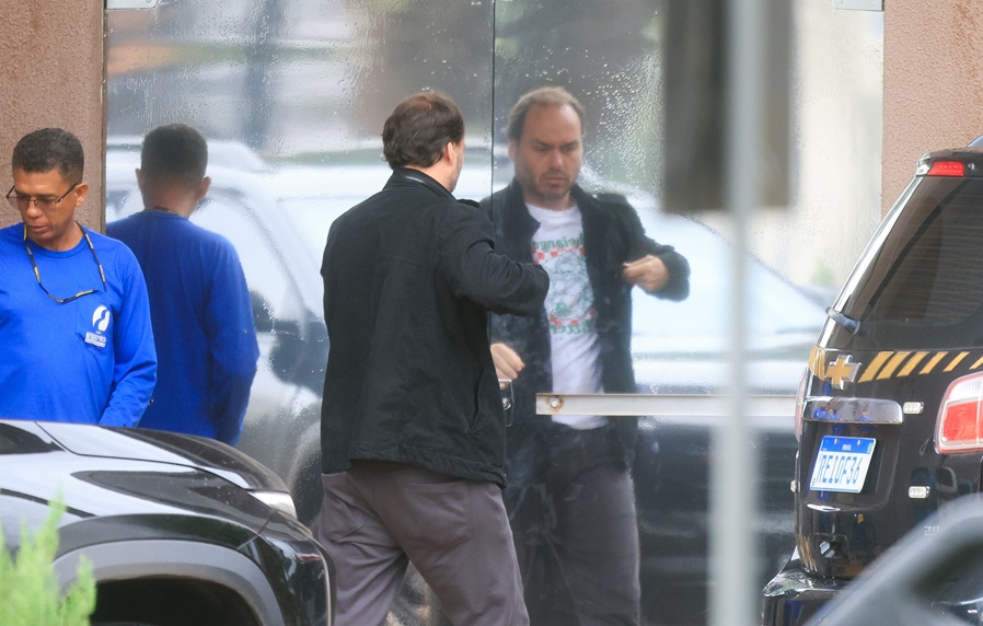 Carlos diz que Bolsonaro teve ‘crise acentuada’ de soluços e médicos foram acionados