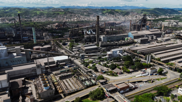 Uma vista de drone mostra a Companhia Siderúrgica Nacional (CSN) em Volta Redonda