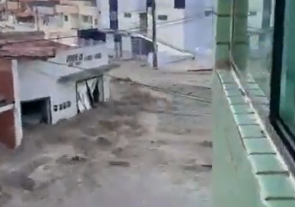 Rompimento de reservatório em Campina Grande (PB) causa uma morte e inunda bairros