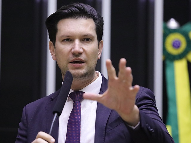 Deputado federal do Novo diz ter sofrido “sapatênisfobia” e deputada ironiza