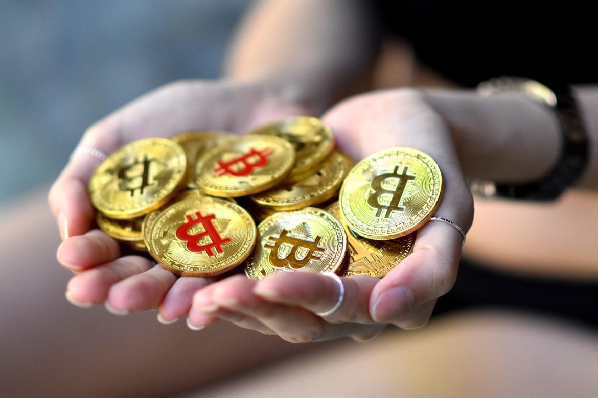 Mãos segurando bitcoin