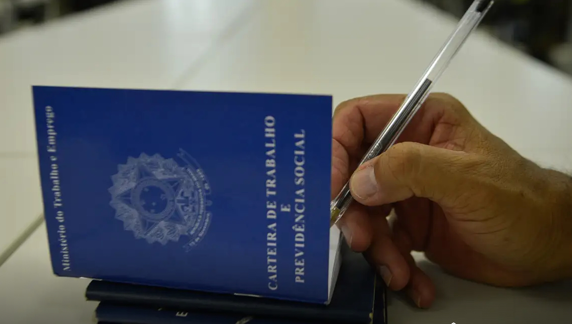 Assinatura na carteira de trabalho