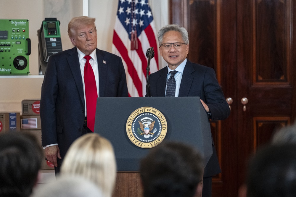 Em abril, Jensen Huang, CEO da Nvidia, anunciou em uma coletiva de imprensa na Casa Branca que a Nvidia e seus fornecedores investiriam US$ 500 bilhões na fabricação nos Estados Unidos. Crédito...Pete Marovich para The New York Times