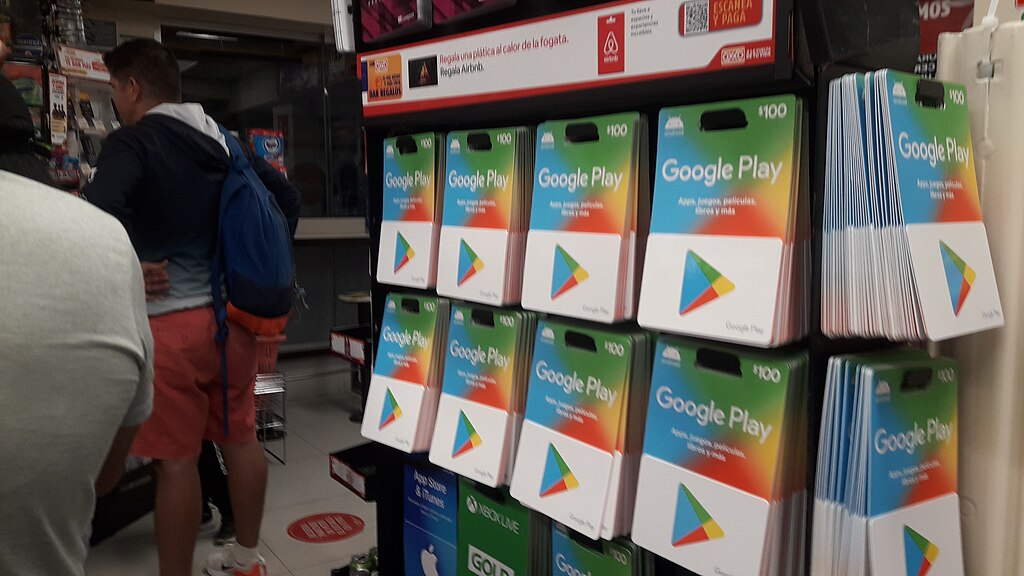 Cartões-presente do Google Play em uma loja de conveniência (El Nuevo Doge via Wikimedia Commons)