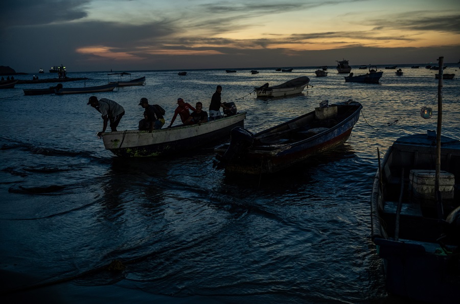 Pescadores chegando de volta à praia no final do dia em Santa Marta, Colômbia (Federico Rios Escobar/The New York Times)