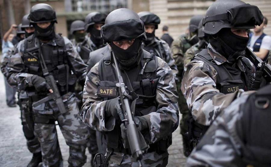 PM isola prédio para investigar suspeita de bomba na Bela Vista, em São Paulo