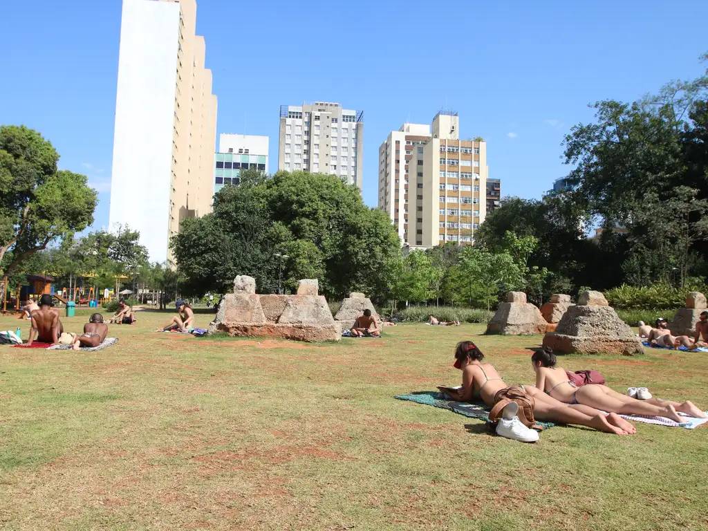 Pessoas tomam sol no Parque Augusta - Prefeito Bruno Covas, em Bela Vista. Foto: Rovena Rosa/Agência Brasil