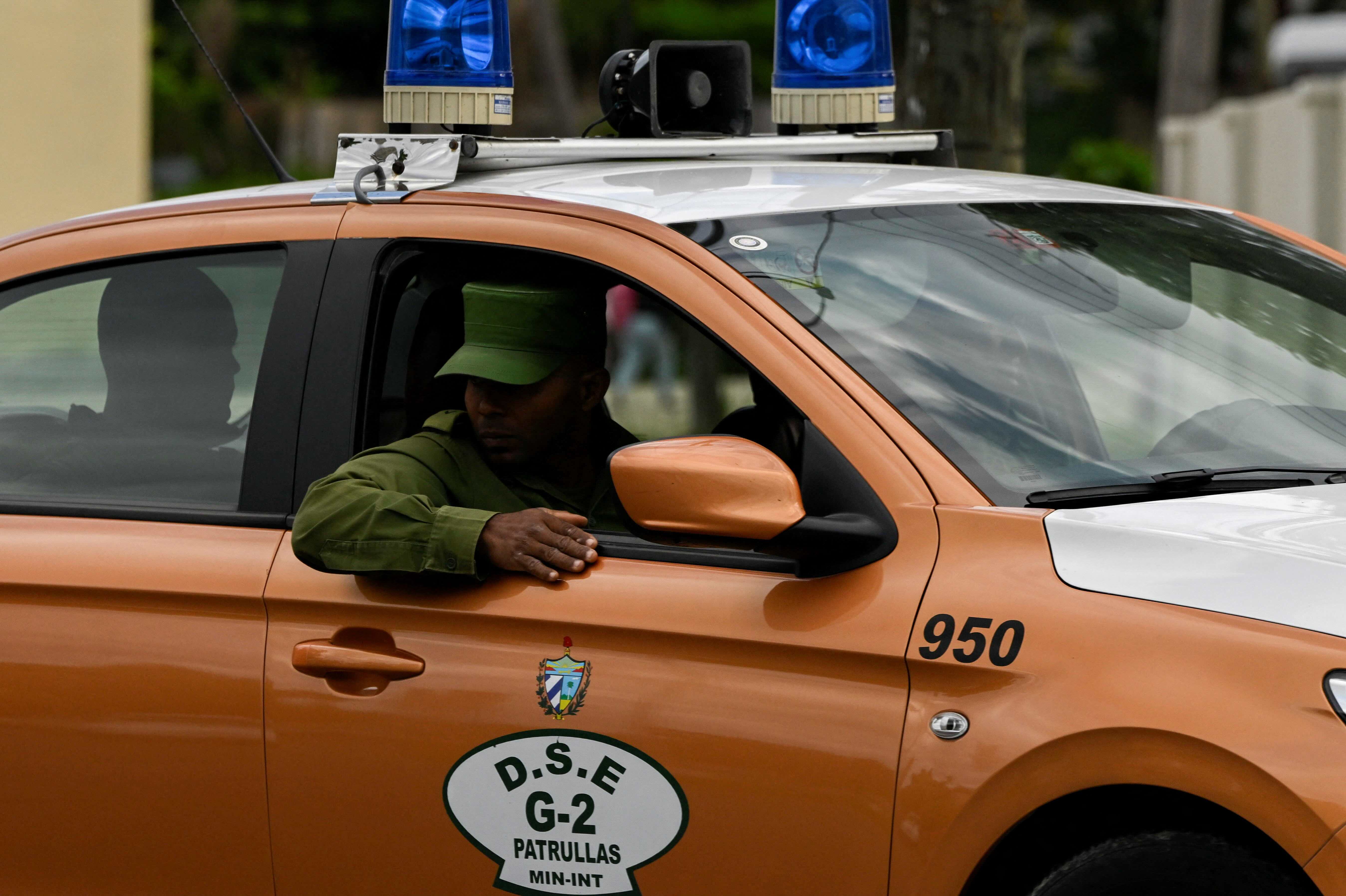 Uma patrulha policial deixa o tribunal onde o ex-ministro da Economia de Cuba, Alejandro Gil, está sendo julgado por acusações de espionagem, Havana, Cuba, 11 de novembro de 2025. REUTERS/Norlys Perez