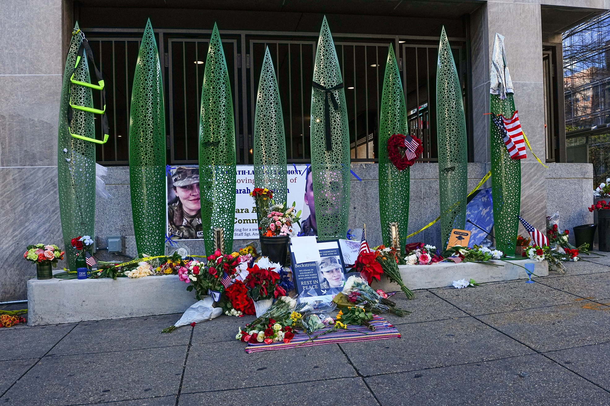 Memorial improvisado no local onde dois membros da Guarda Nacional foram baleados em Washington, EUA
1º de dezembro de 2025
REUTERS/Aaron Schwartz