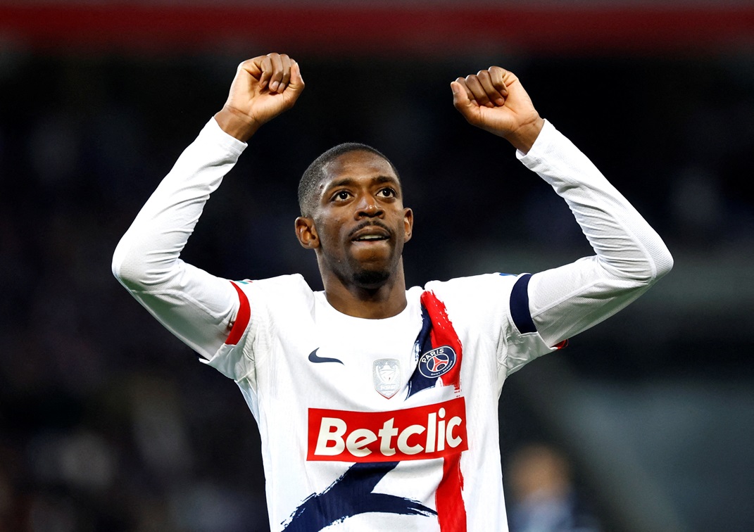 FOTO DE ARQUIVO: Futebol - Copa da França - Semifinal - USL Dunkerque x Paris Saint-Germain - Decathlon Arena Stade Pierre-Mauroy, Villeneuve-d'Ascq, França - 1º de abril de 2025 Ousmane Dembelé, do Paris Saint-Germain, comemora o quarto gol da equipe REUTERS/Stephanie Lecocq/Foto de arquivo

