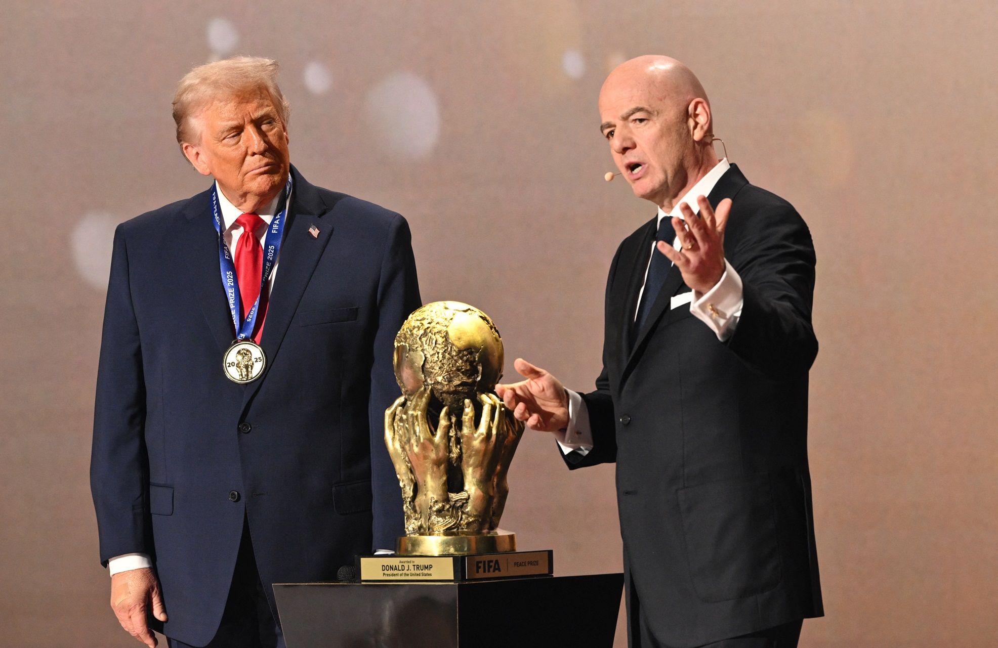 Donald Trump recebe o Prêmio da Paz da FIFA durante sorteio da Copa do Mundo  2026