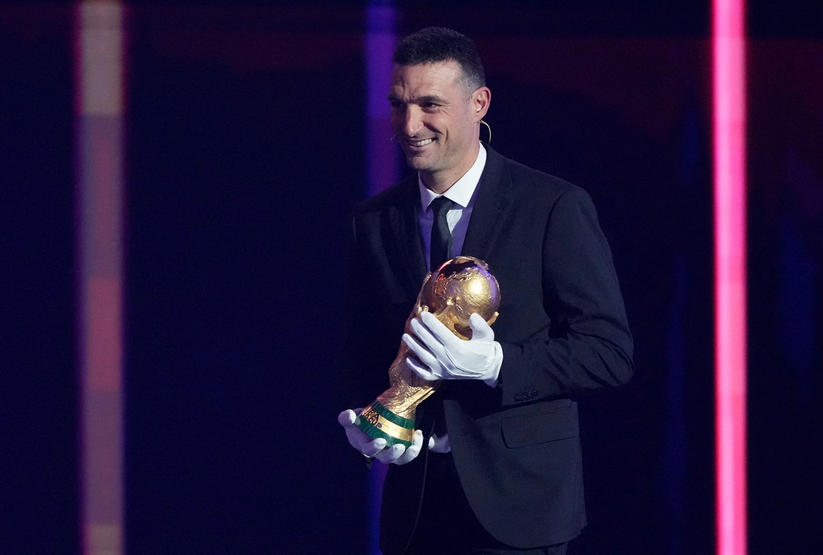 O técnico da Argentina, Lionel Scaloni, leva o troféu da Copa do Mundo ao palco durante o sorteio da Copa do Mundo FIFA 2026
Foto: Pool via REUTERS/Stephanie Scarbrough