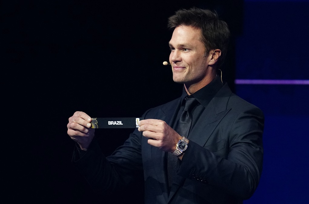 Tom Brady, assistente do sorteio, puxa o Brasil durante o sorteio da Copa do Mundo FIFA 2026
Foto: REUTERS/Jia Haocheng