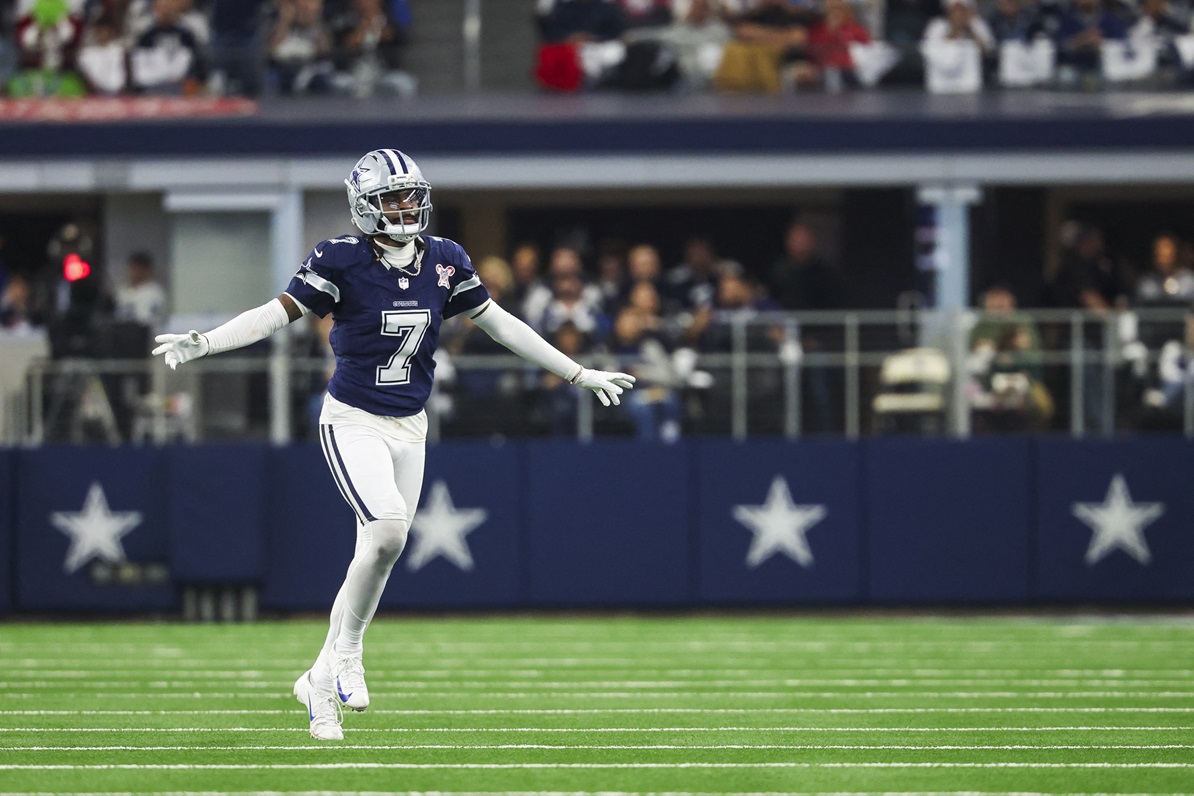 21 de dezembro de 2025; Arlington, Texas, EUA; O cornerback Trevon Diggs (7), do Dallas Cowboys, reage após uma jogada contra o Los Angeles Chargers durante o terceiro quarto no AT&T Stadium. Crédito obrigatório: Kevin Jairaj - Imagn Images

