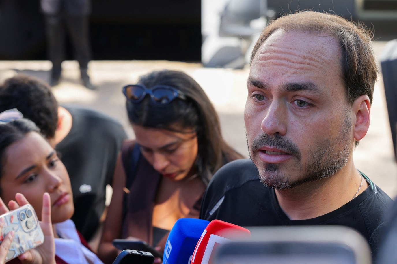 Carlos Bolsonaro, filho do ex-presidente do Brasil Jair Bolsonaro, espera do lado de fora de um hospital enquanto seu pai chega para cirurgia de hérnia, cumprindo uma pena de 27 anos por conspirar contra seu sucessor, o presidente Luiz Inácio Lula da Silva, em Brasília, Brasil, 24 de dezembro de 2025. REUTERS/Diego Herculano