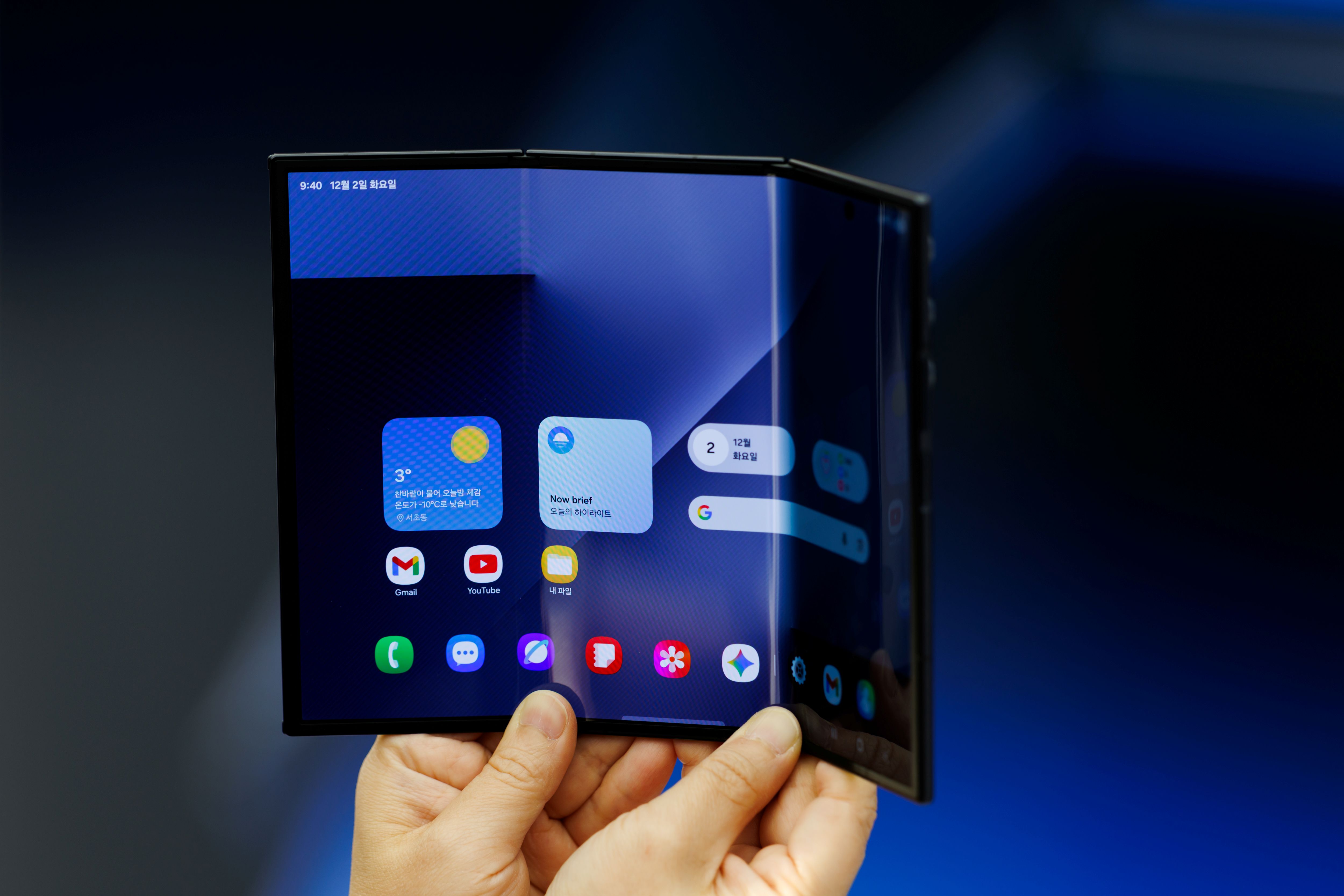 Samsung lança Galaxy Z TriFold, celular que se dobra em três partes