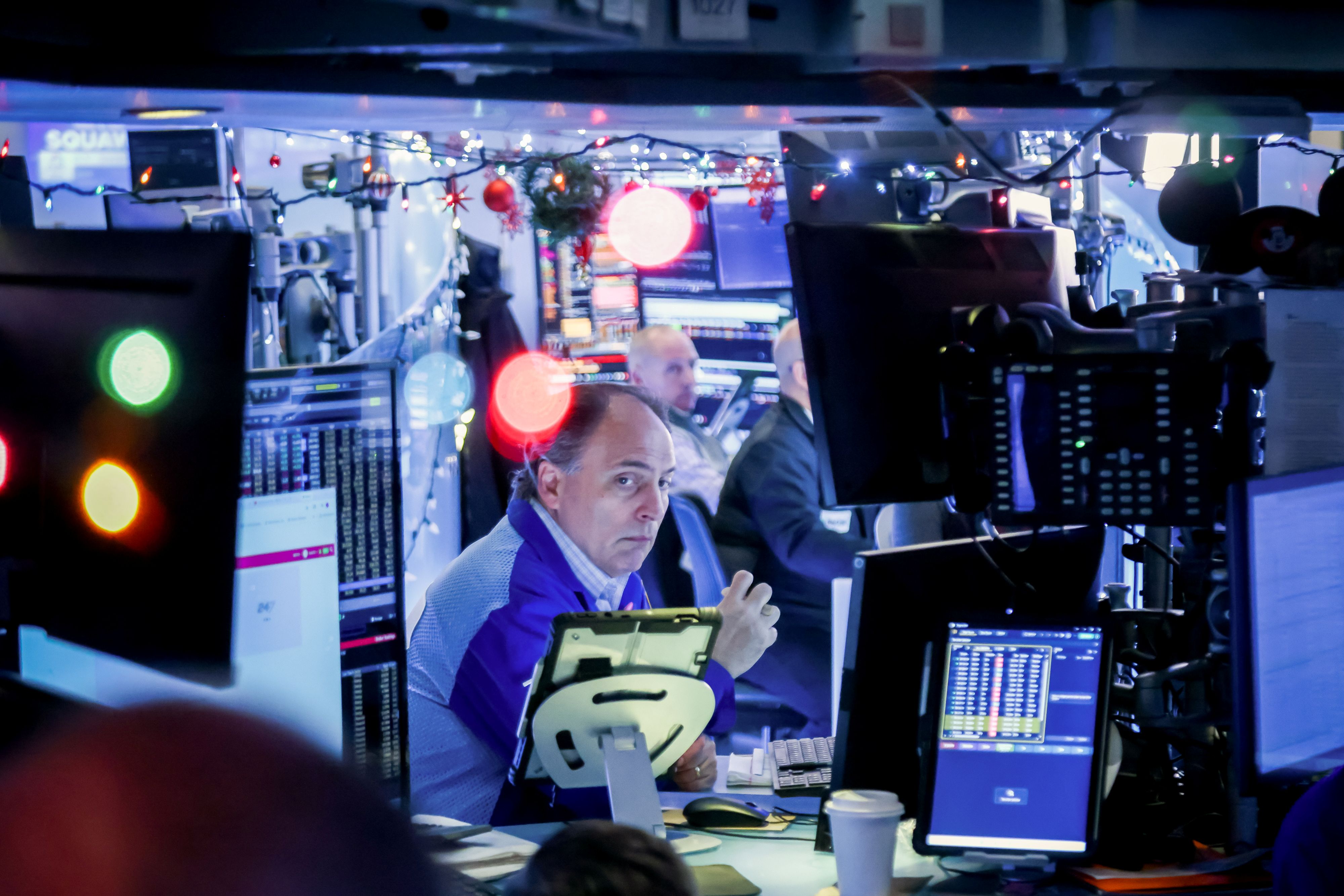 Os operadores de mercado trabalham no pregão da Bolsa de Valores de Nova York. Fotógrafo: Michael Nagle/Bloomberg