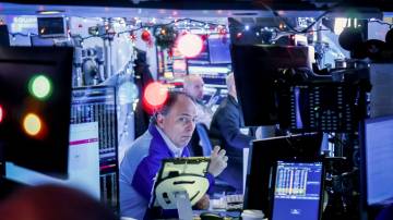 Os operadores de mercado trabalham no pregão da Bolsa de Valores de Nova York. Fotógrafo: Michael Nagle/Bloomberg