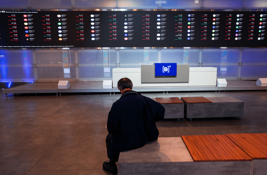 Painel eletrônico mostra cotações na B3 10/07/2025 REUTERS/Alexandre Meneghini

