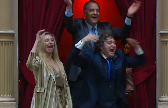 O presidente Javier Milei, ao lado de sua irmã Karina, se manifesta durante sessão na Câmara dos Deputados (Foto: Reprodução do Youtube/‪@diputados.argentina‬)
