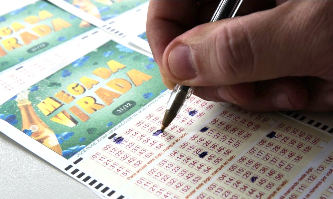 Apostador preenchendo cartela de aposta da Mega da Virada