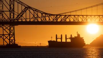 Imagem mostra um barco petroleiro atravessando um canal.
