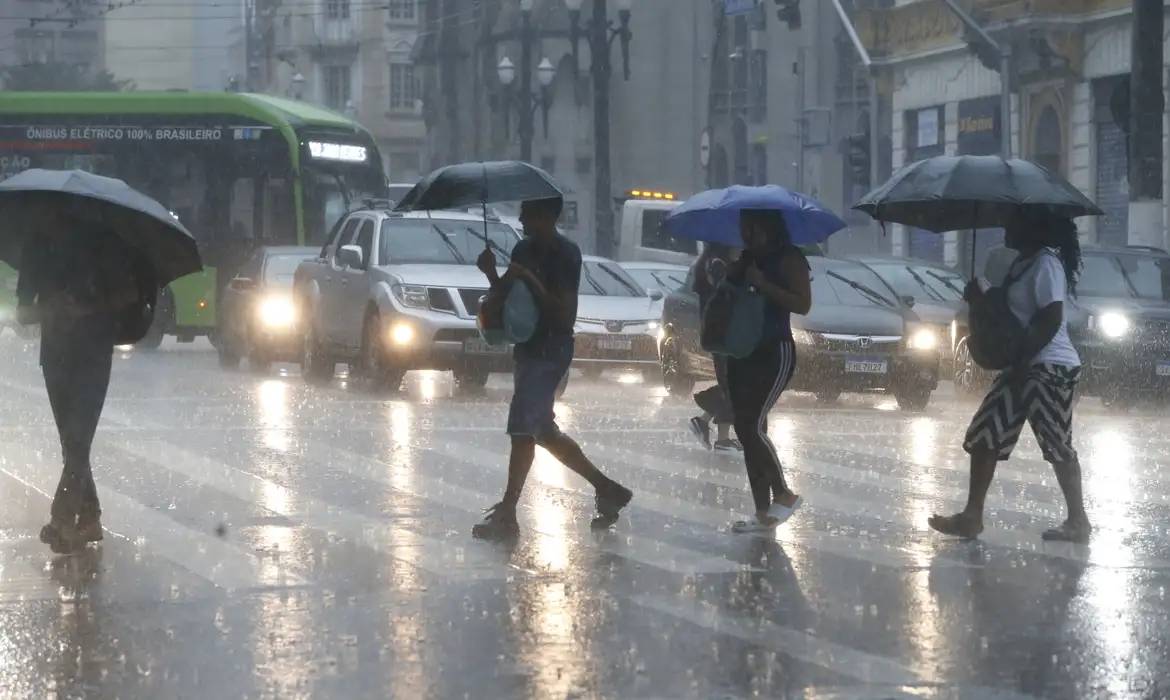 Chuva em SP provoca alagamentos e deixa zona leste em estado de alerta