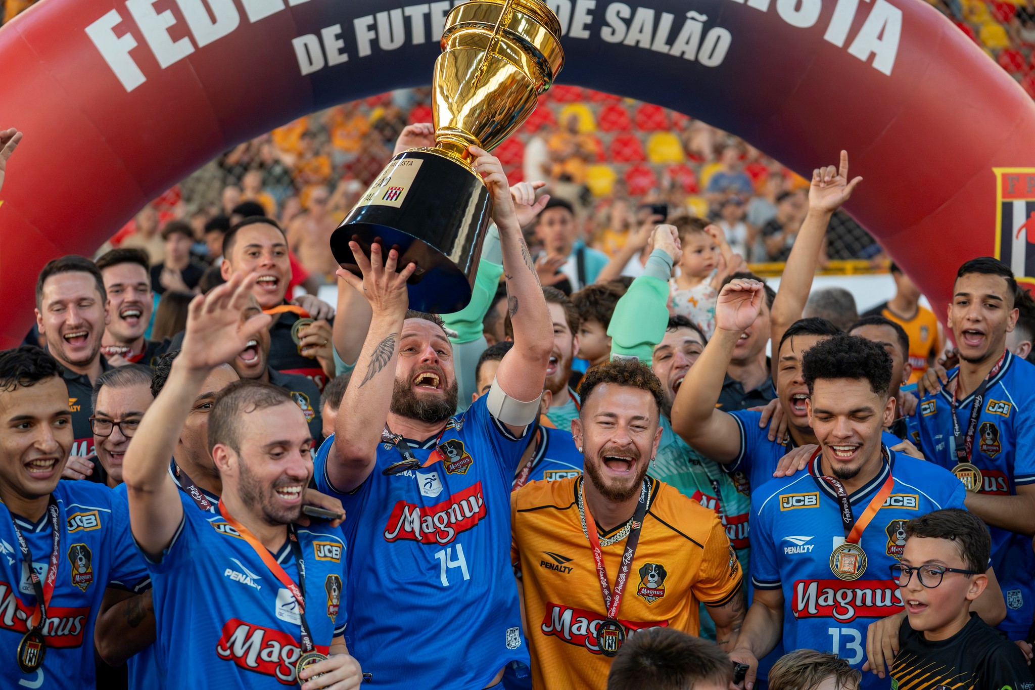 Magnus comemora título (Foto: Guilherme Mansueto)