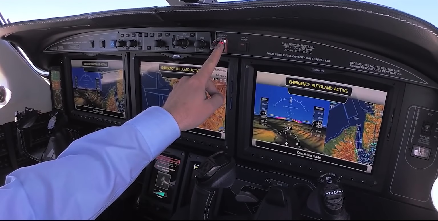 Autoland sendo ativado no painel | Foto: Garmin