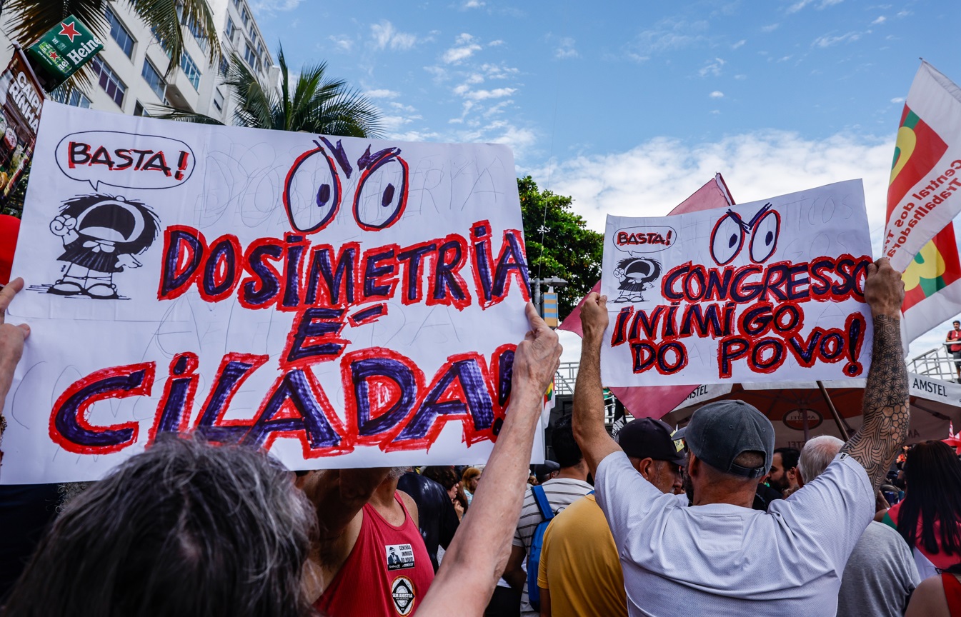 Manifestantes fazem ato na orla de Copacabana contra PL da Dosimetria e outros temas em votação no congresso nacional (Foto: Tânia Rêgo/Agência Brasil)