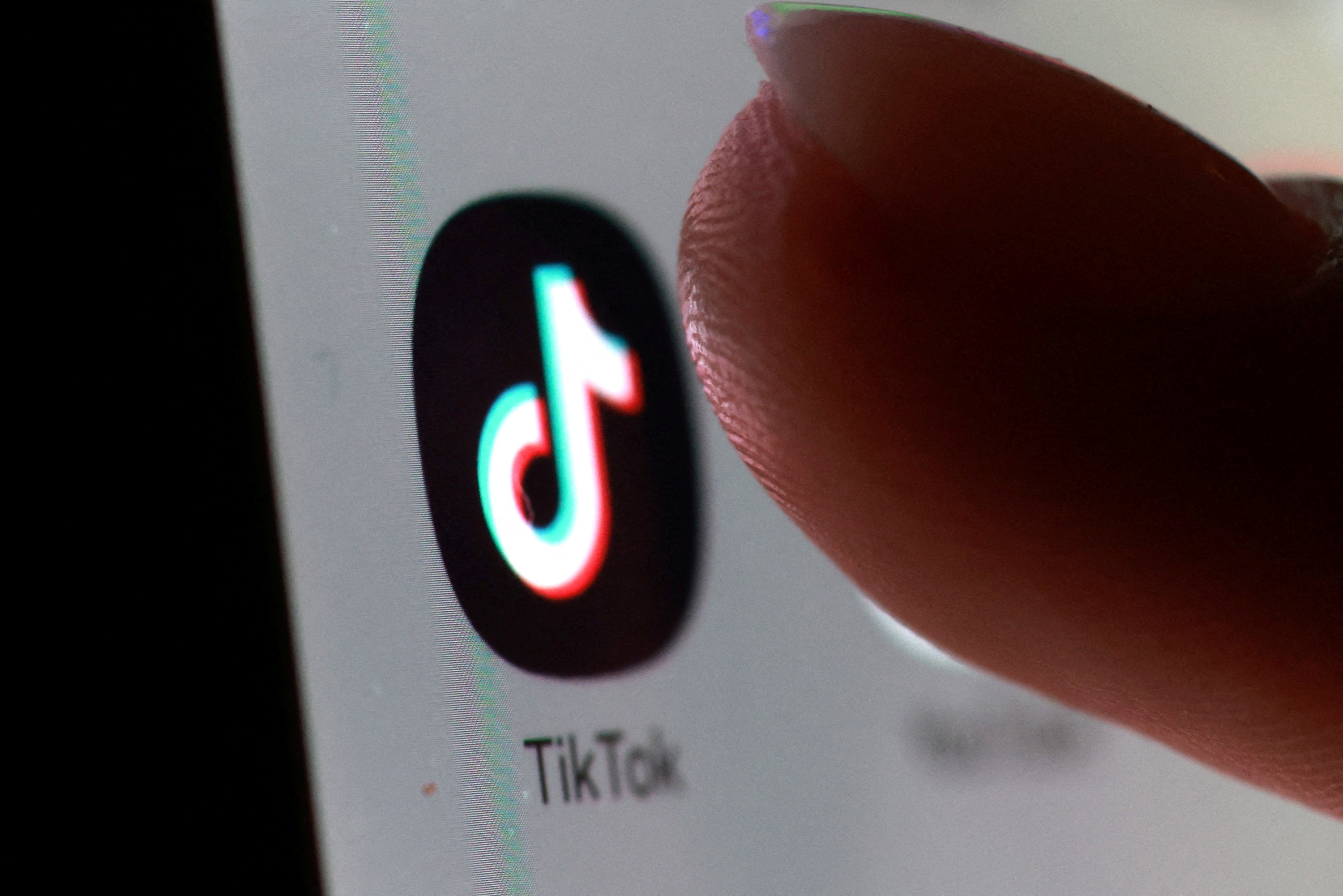 Startups: Tik Tok demite 250 e reacende polêmica da IA na moderação