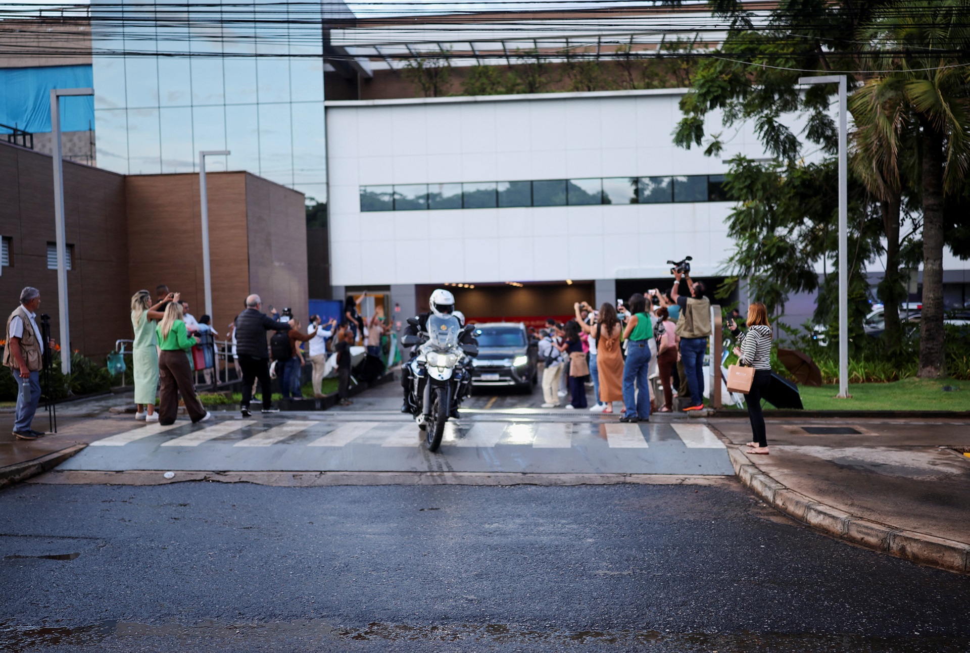 Comboio do ex-presidente Jair Bolsonaro deixa hospital em Brasília
01/01/2026
REUTERS/Mateus Bonomi