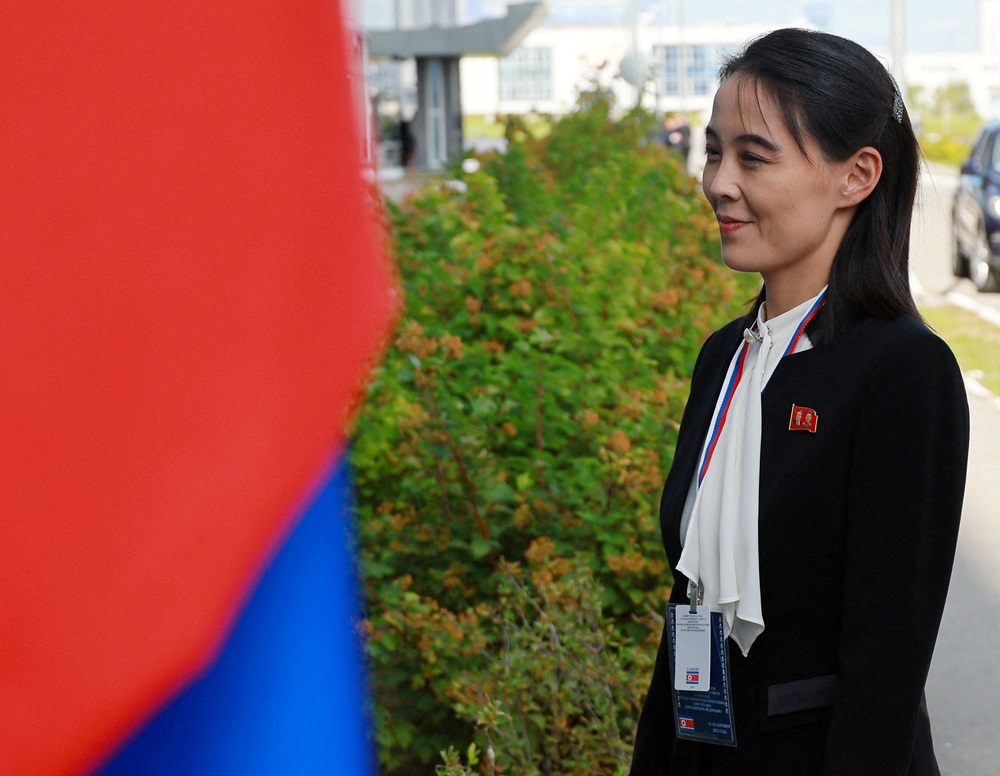 FOTO DE ARQUIVO: Kim Yo Jong, irmã do líder norte-coreano Kim Jong Un, chega ao Osmódromo de Vostochny antes de uma reunião entre o presidente russo Vladimir Putin e o líder norte-coreano Kim Jong Un, na região de Amur, no extremo leste da Rússia, em 13 de setembro de 2023. Sputnik/Vladimir Smirnov/Pool via REUTERS. ATENÇÃO EDITORES - ESTA IMAGEM FOI FORNECIDA POR TERCEIROS. ESTA FOTO FOI PROCESSADA PELA REUTERS PARA MELHORAR A QUALIDADE. UMA VERSÃO NÃO PROCESSADA FOI FORNECIDA SEPARADAMENTE./Foto de Arquivo