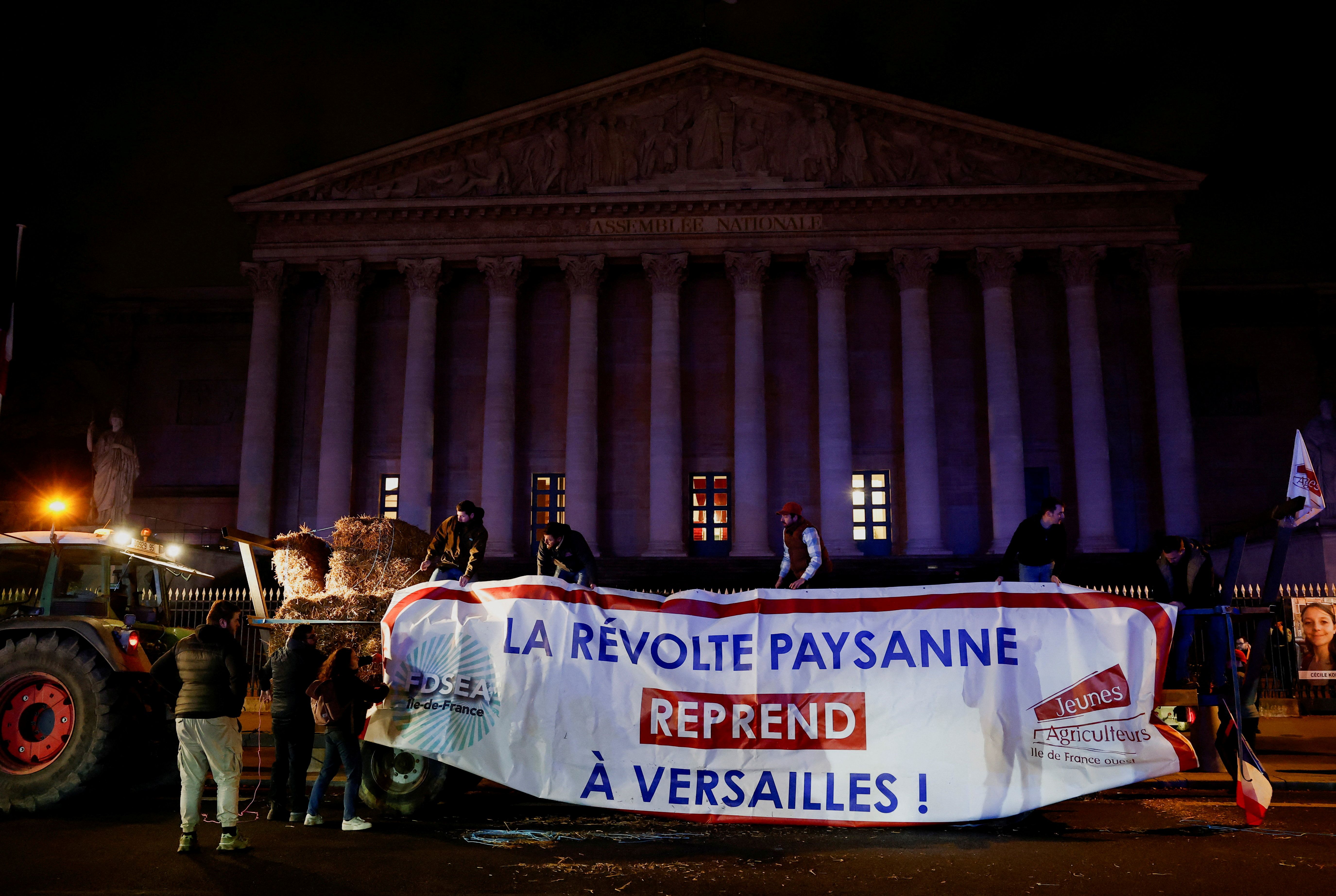 Agricultores franceses realizam protesto em frente à Assembleia Nacional contra a gestão do governo sobre o acordo de livre comércio UE-Mercosul e o surto de dermatose nodular, em Paris, França, 13 de janeiro de 2026. REUTERS/Benoit Tessier.
