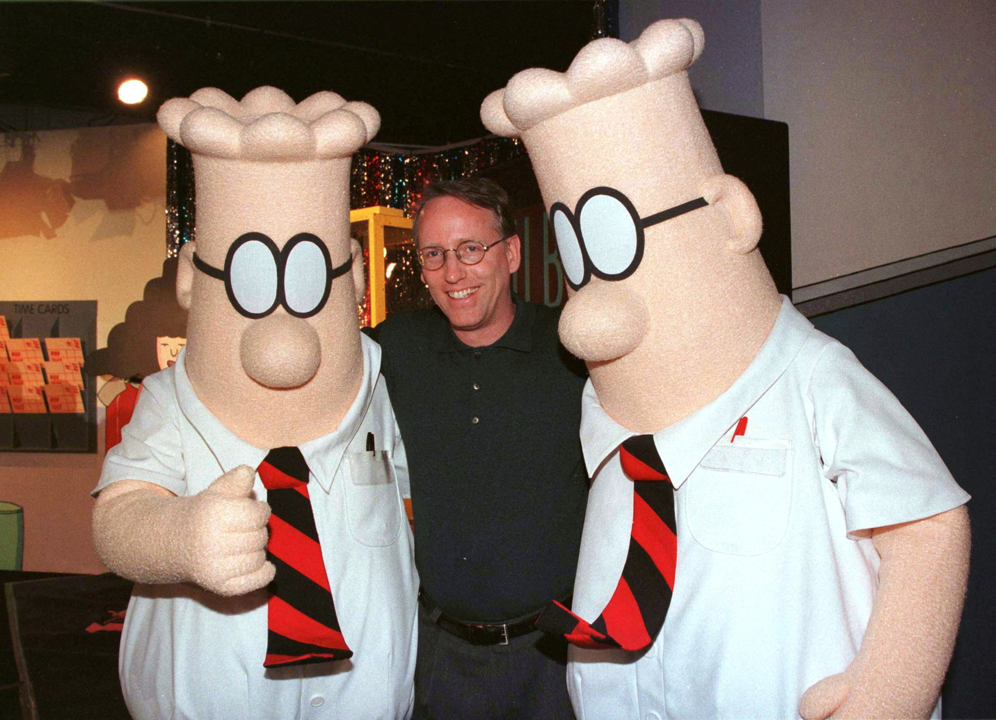 Scott Adams, criador de "Dilbert", posa com dois "Dilbert" em uma festa em janeiro de 1999 em Pasadena
08/01/1999
Foto de Arquivo